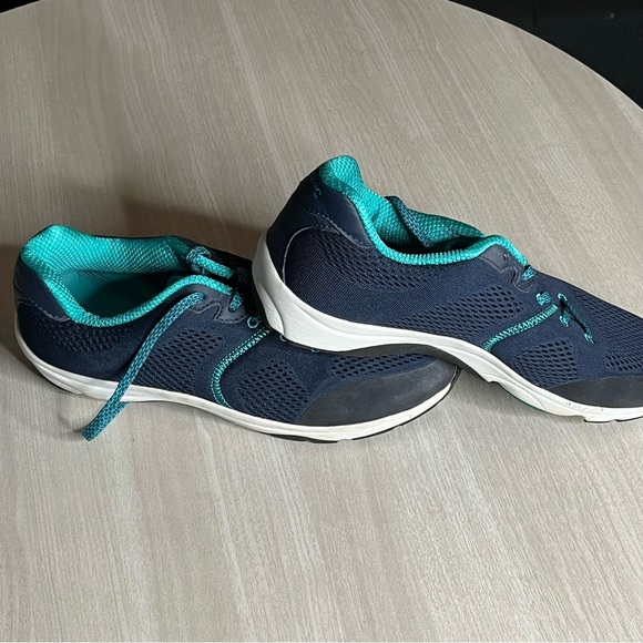 Vionic women’s sneakers.  Size 11.  Comfortable walking shoes. Running shoes. - Picture 3 of 7